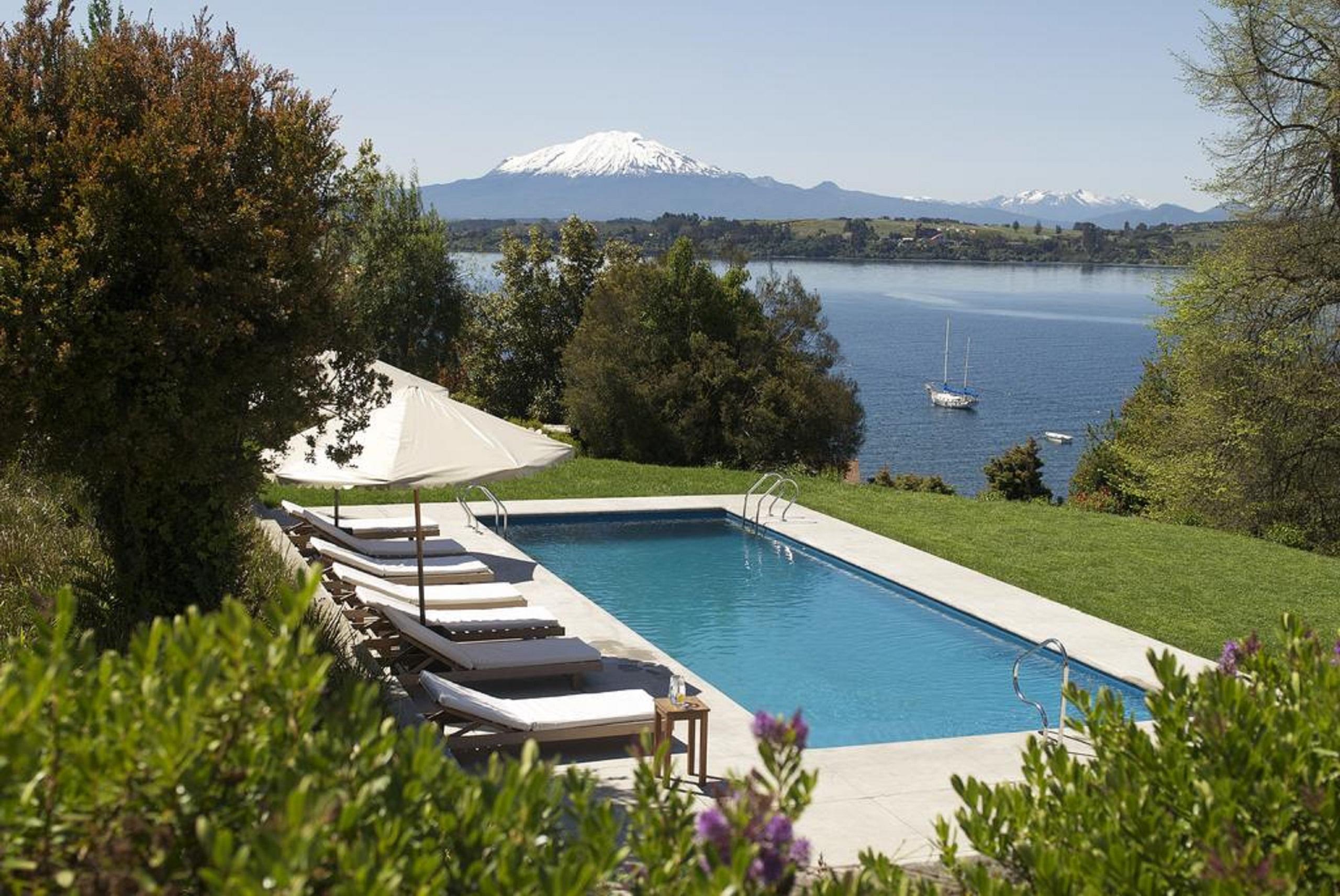 Enjoy Puerto Varas Exterior photo The swimming pool at The Landing, with a view of Lake Taupo and Mount Ruapehu