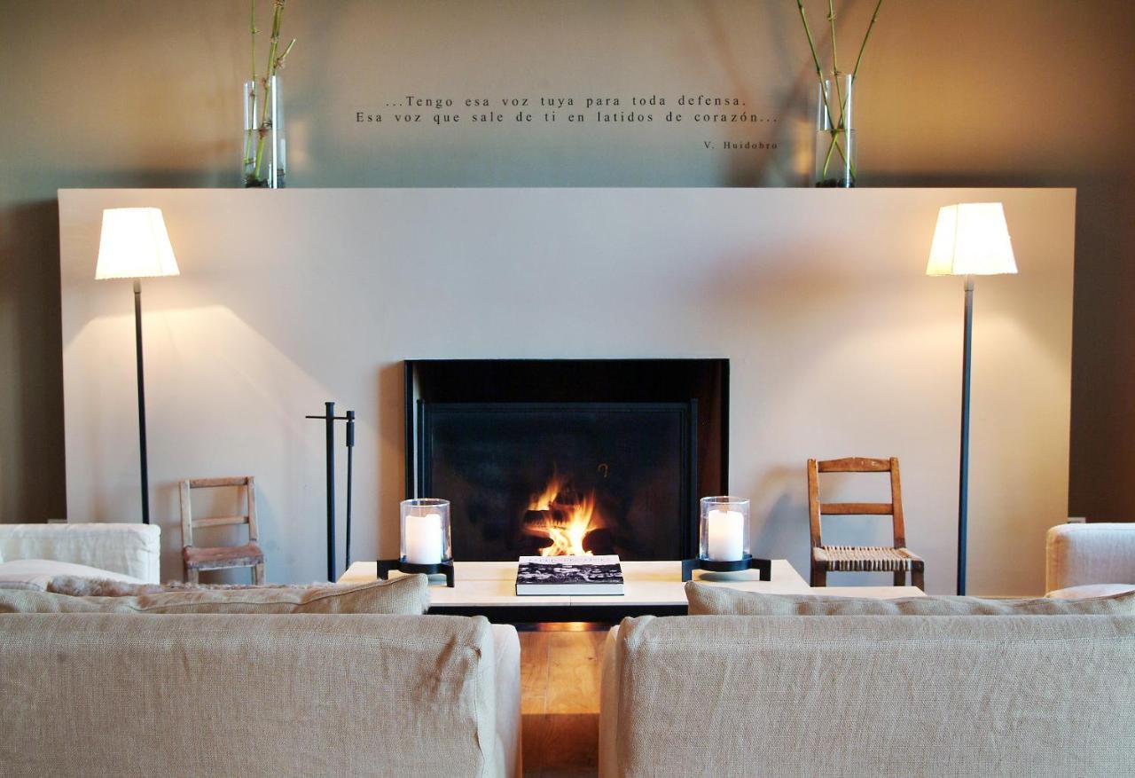 Enjoy Puerto Varas Exterior photo A fireplace in a living room